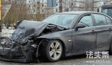 老師校內(nèi)駕車撞傷兩小學生怎么賠償？