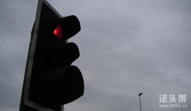 駕駛摩托車無(wú)證駕駛出事故怎么判?