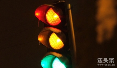 十字路口直行红灯可以掉头吗？