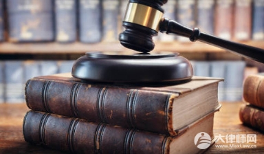 坐后备箱男孩曾因证件被扣押辍学是否构成虐待罪?