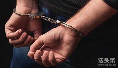男子驾车别停摩托车辱骂骑手被拘,法律依据是什么？